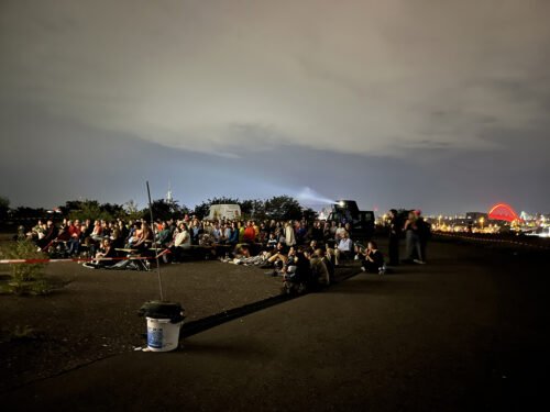 Ausblick vom Kalkberg, zeigt die Kinozuschauer
