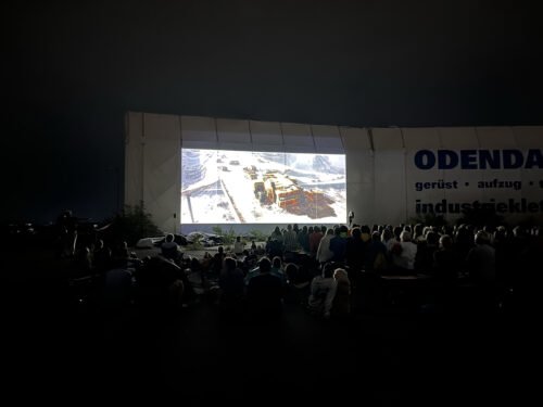 Zeigt alle Besucher und die Kinoleinwand auf dem Kalkberg