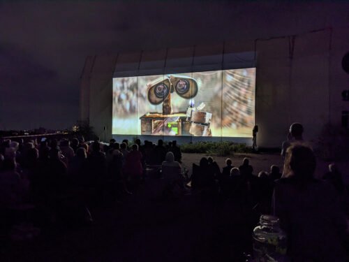Zeigt alle Besucher und die Kinoleinwand auf dem Kalkberg