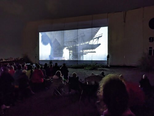 Zeigt alle Besucher und die Kinoleinwand auf dem Kalkberg