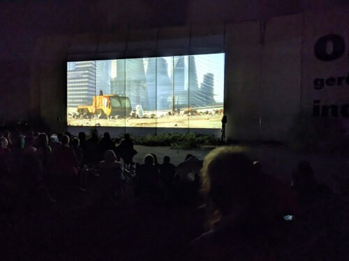 Zeigt alle Besucher und die Kinoleinwand auf dem Kalkberg